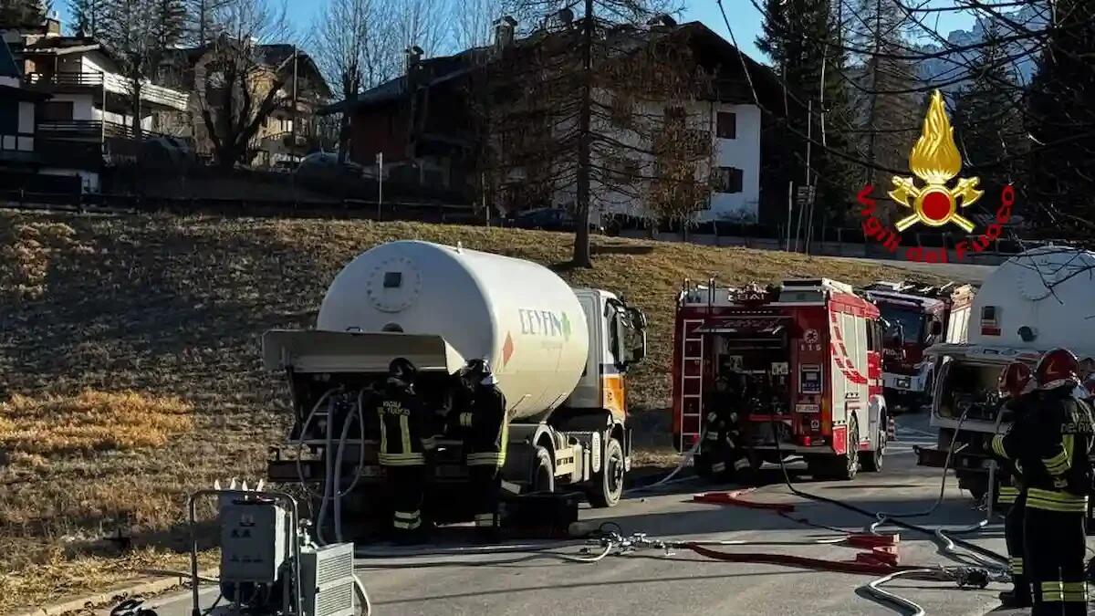 Cisterna GPL in panne a Cortina, vigili del fuoco in azione per il travaso del carburante - 