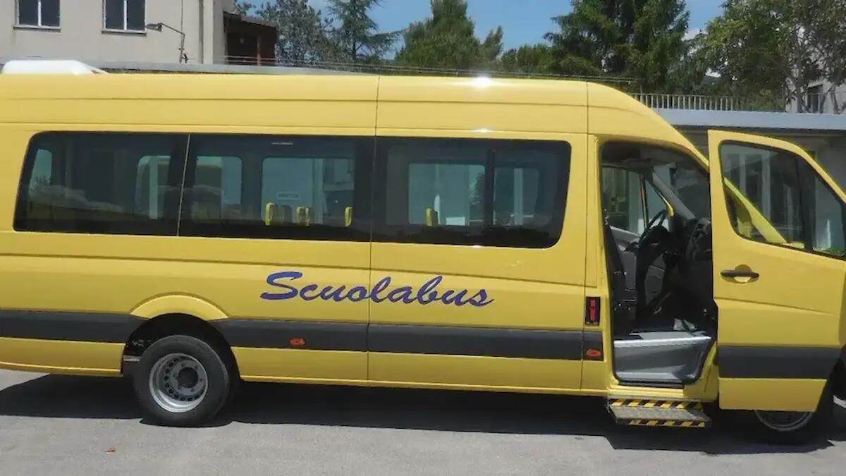 Paura per una bambina di 4 anni dimenticata sul bus scolastico: ritrovata ore dopo nel deposito - 