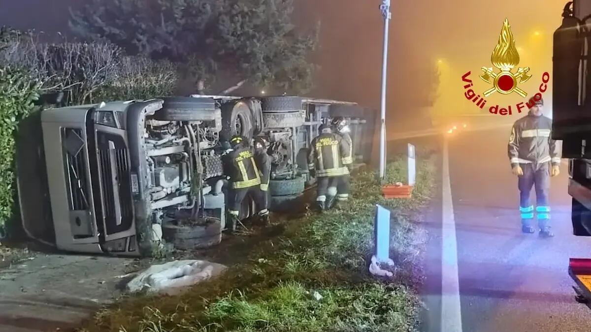 Tre incidenti stradali nella notte nel Veneziano: mezzi rovesciati e auto nel fossato, tre feriti - 
