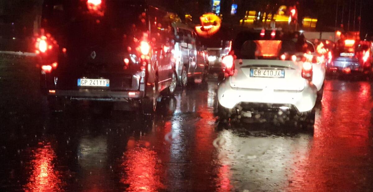 Roma in tilt a causa di una bomba d'acqua: allagamenti e traffico in città - 