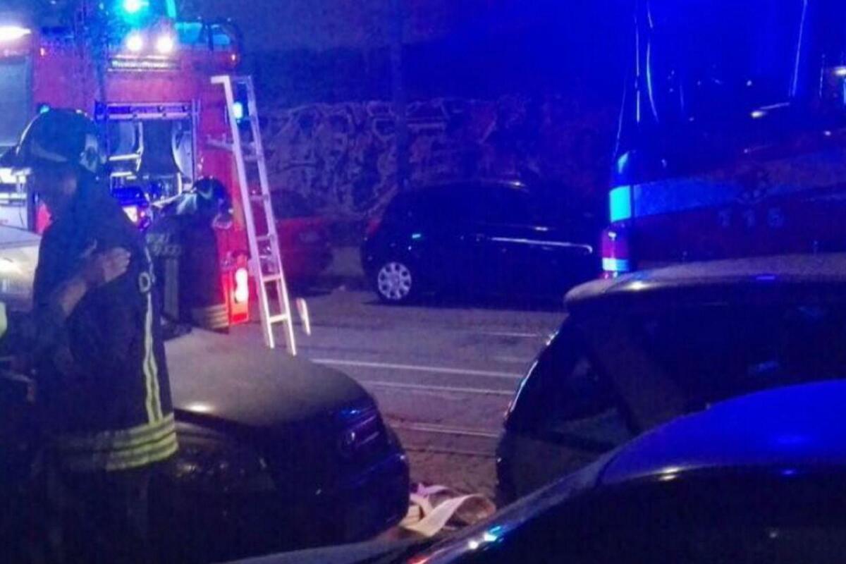 Incidente mortale sull'A23: uomo esce dalla auto ribaltata e viene travolto - 