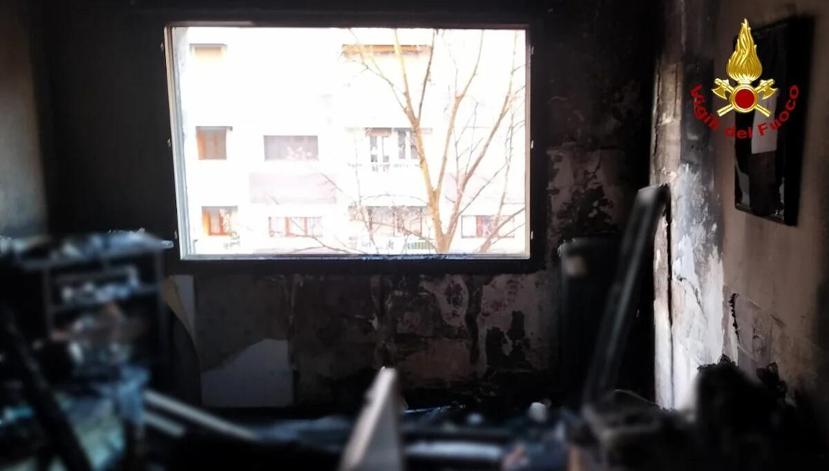 Incendio al 4^ piano di un condominio in pieno centro: colonna di fumo visibile a distanza - 