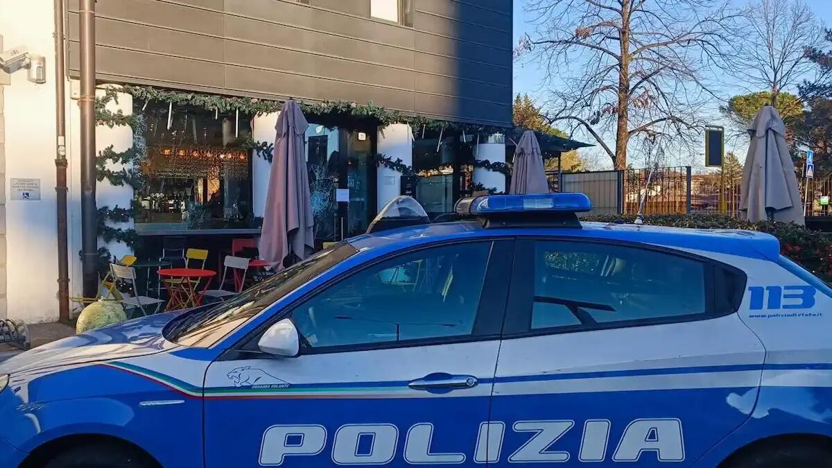 Distrugge la vetrata di un bar e aggredisce la Polizia: arrestato un cittadino somalo di 25 anni - 
