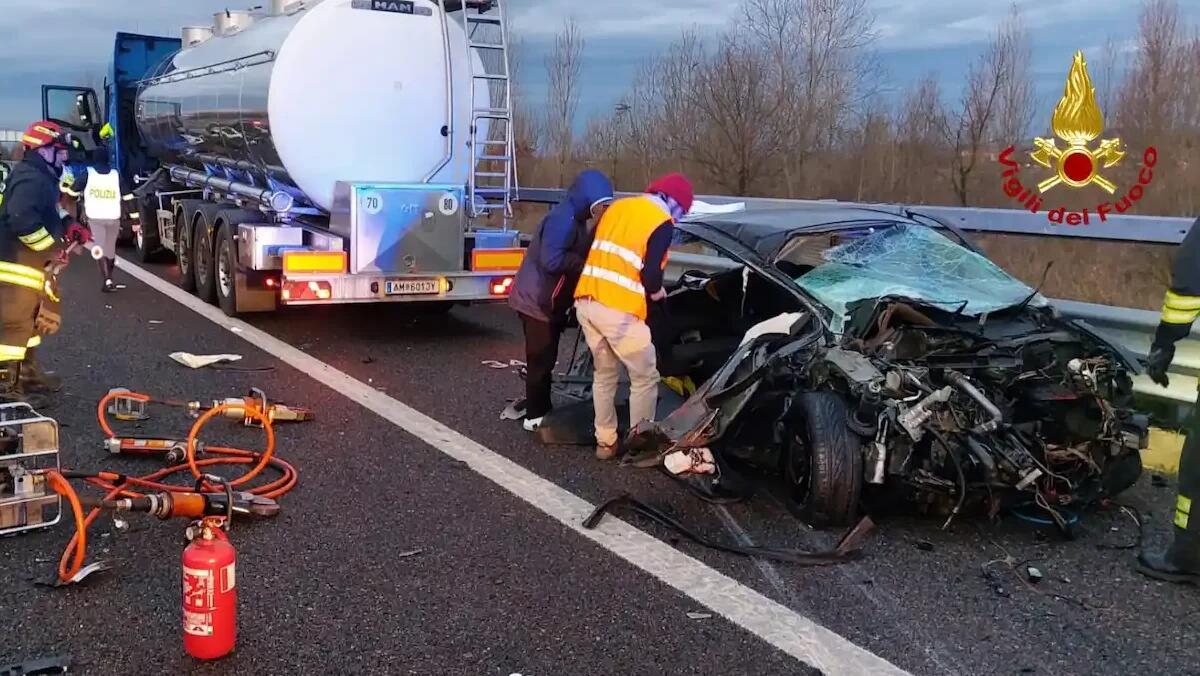 Grave incidente sull'A31: tre feriti nello scontro tra un camion e tre auto - 