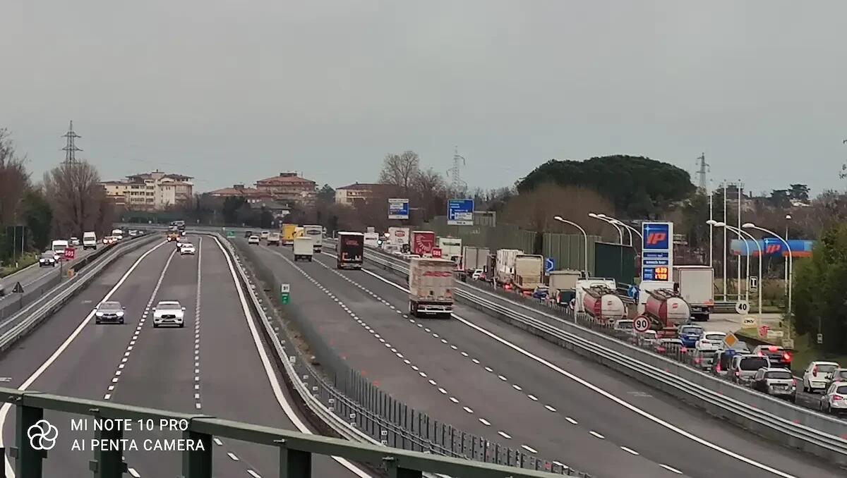 Scontro tra 4 auto in Tangenziale: traffico in tilt questa mattina - 