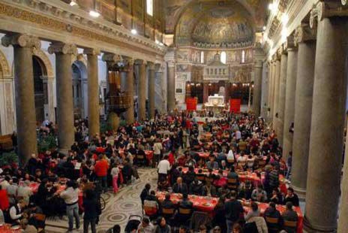 Natale: 400 persone si riuniscono in basilica di Santa Maria in Trastevere per il pranzo di Sant'Egidio - 