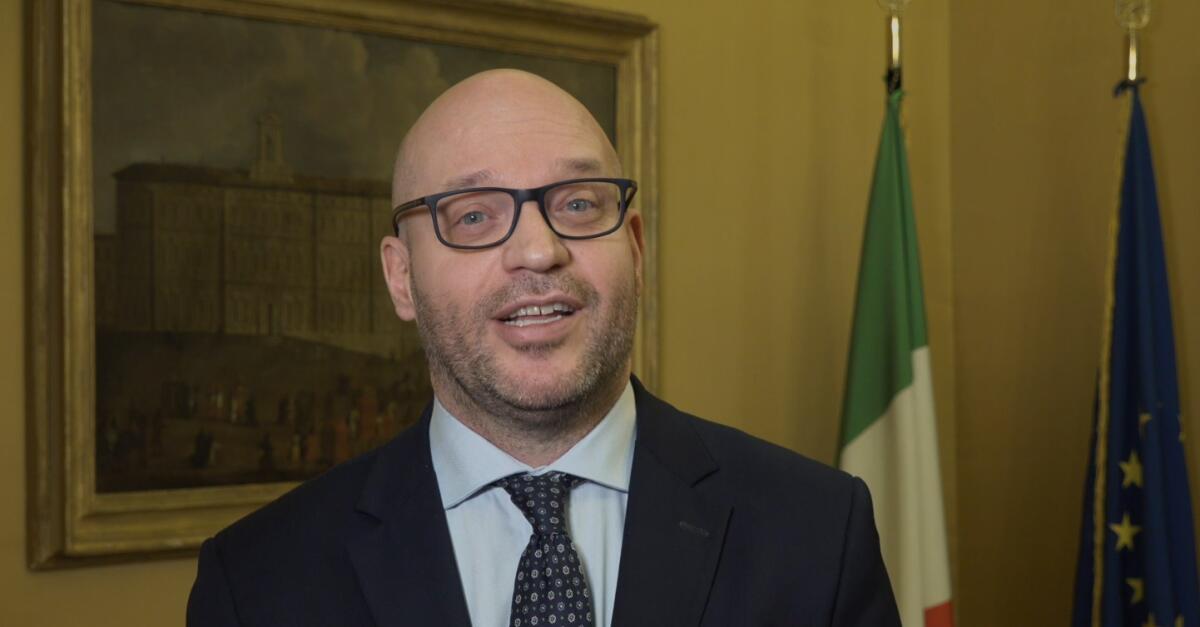 Cultura e libertà: Fontana afferma che la poesia è un simbolo di libertà. - 