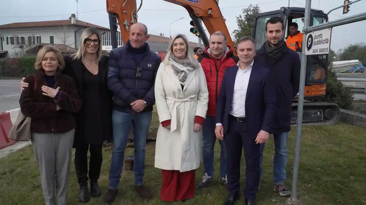 Posa della prima pietra per la rotonda Garage Venezia a Porcia - 