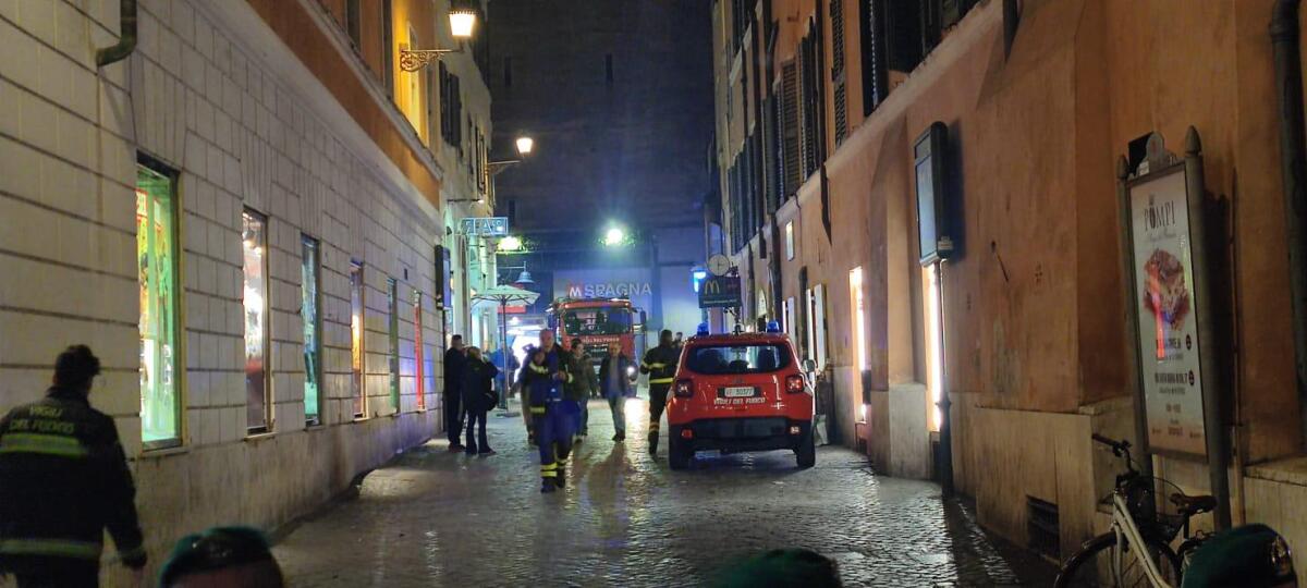 Fumo sospetto a Roma: stazioni di Spagna e Flaminio chiuse, caos tra i turisti - 