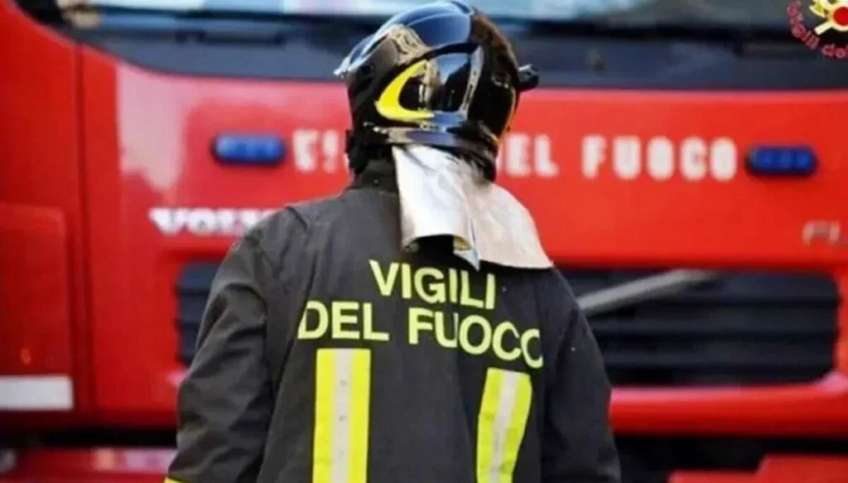 Le fiamme divampano tra solaio e tetto di casa: tratti in salvo gli anziani residenti - 