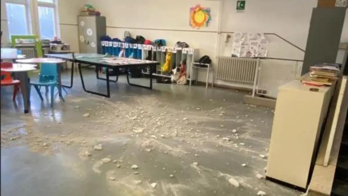 Paura in un'altra scuola di Trieste: l'intonaco si stacca dal soffitto della Primaria - 
