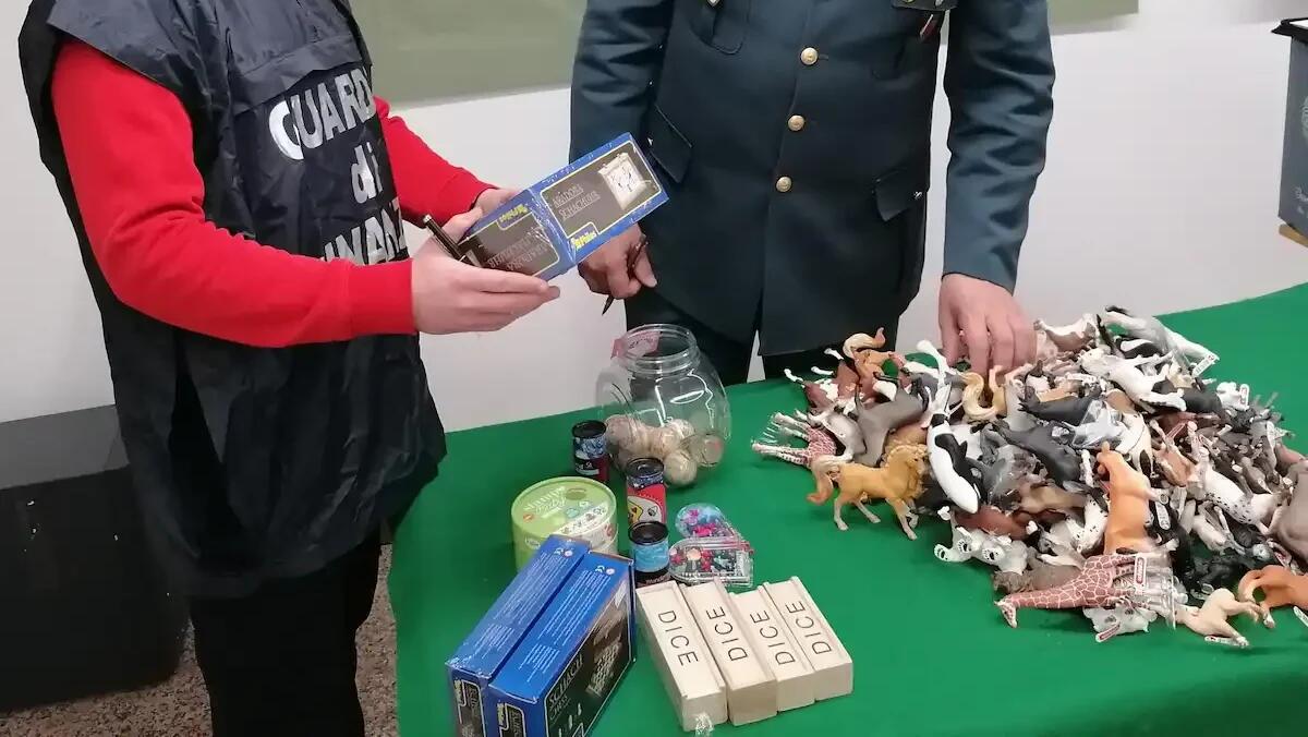 Maxi sequestro di articoli natalizi: oltre 1.300 prodotti non sicuri per i consumatori - 