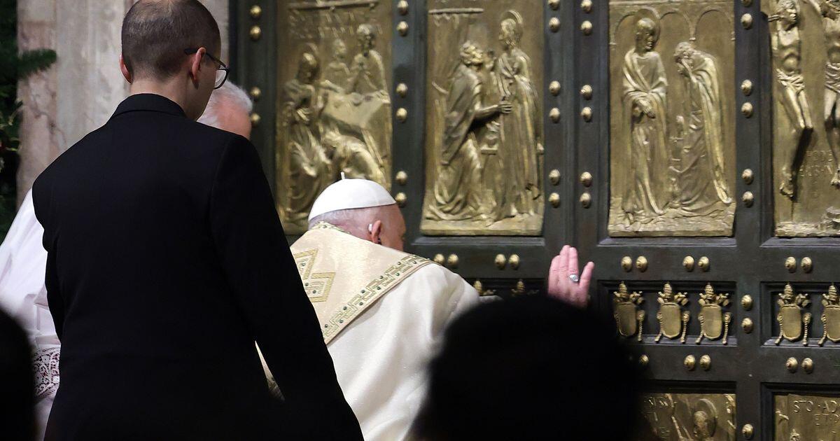 Il Papa inaugura la Porta Santa a Rebibbia - 