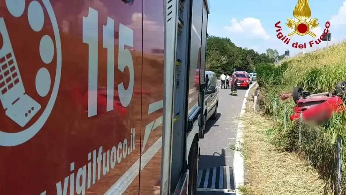 Violento frontale tra auto e autocarro: veicoli distrutti, traffico in tilt per ore - 
