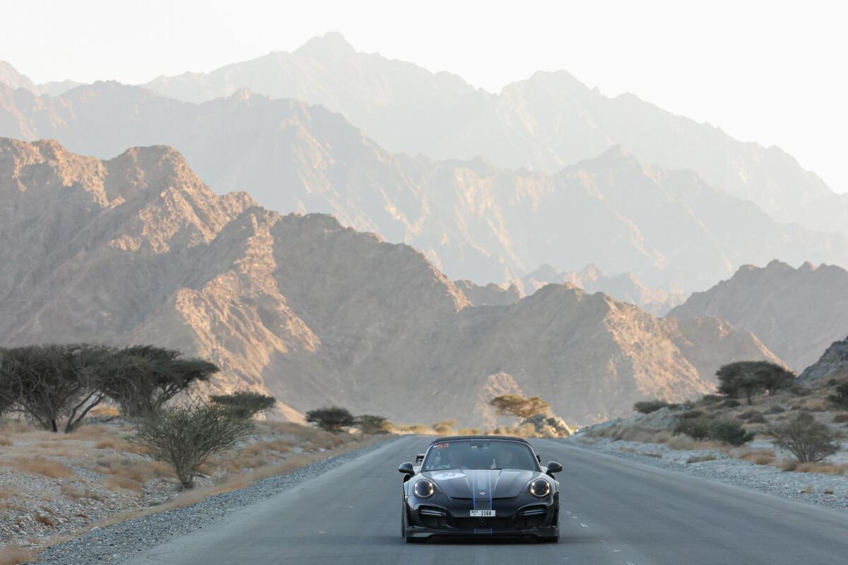 Hotz-Mozzi vincono la 1000 Miglia Experience Uae 2024 nell'automobilismo - 