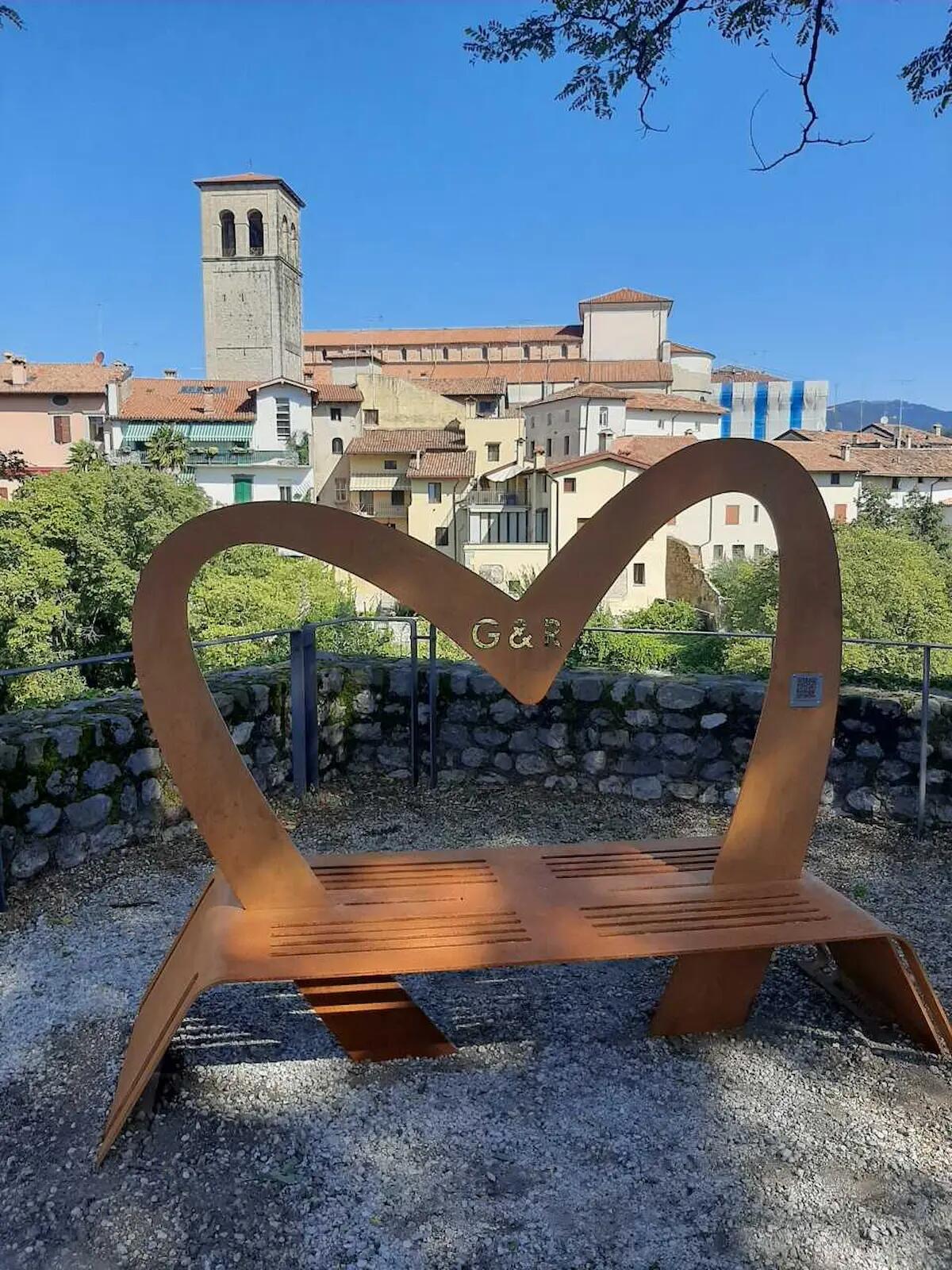 A Cividale del Friuli si inaugura la Panchina dell’Amore di Giulietta & Romeo -