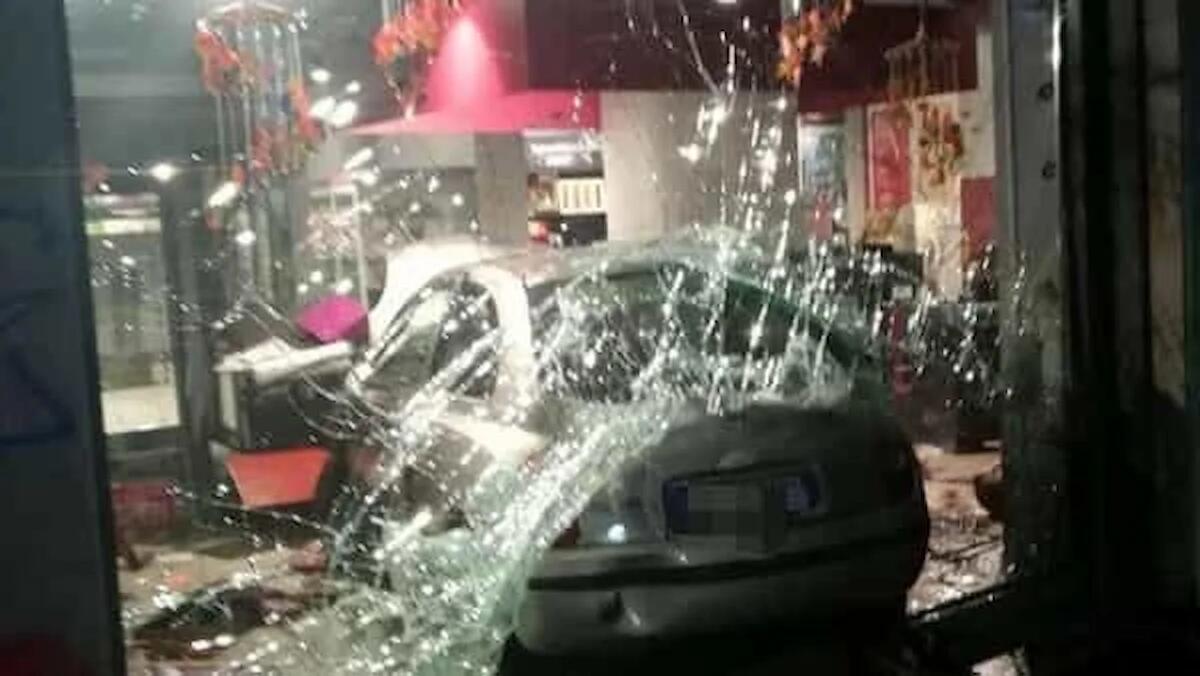 Sbaglia la manovra nel parcheggio e sfonda la vetrata dell'Aldi: momenti di panico per i clienti - 