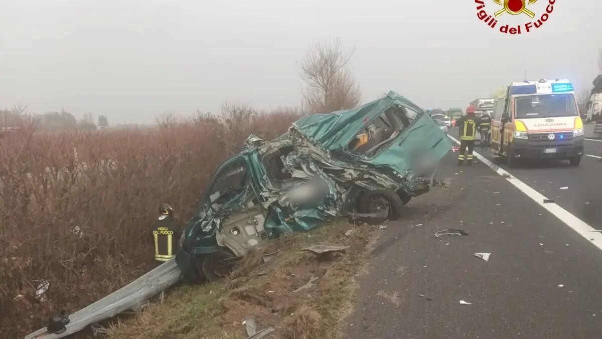 Scontro in A4 tra furgoncino ed un mezzo pesante: morta una psicologa di 26 anni - 