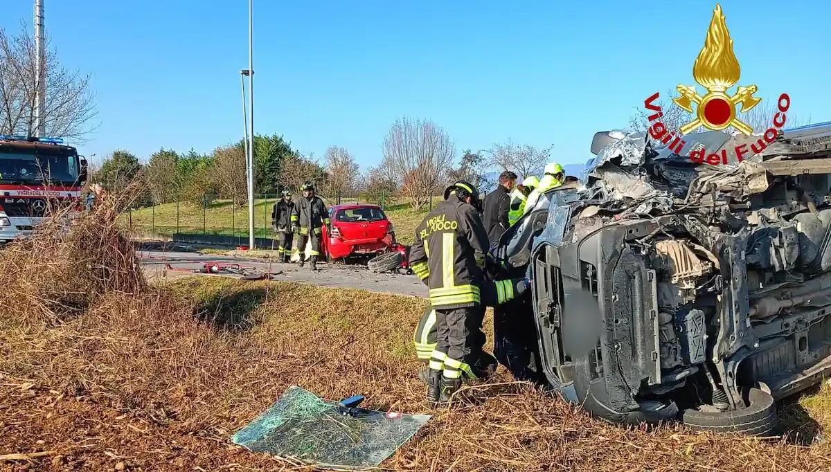 Frontale tra Toyota e furgone Amazon: morto sul colpo un 89enne. Chi è la vittima - 