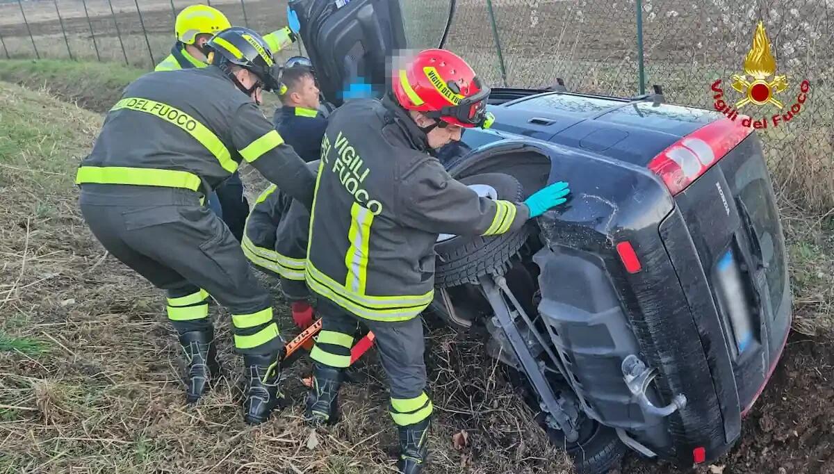 Perde il controllo dell'auto e finisce cappottato in un canale di scolo: ferito 71enne - 