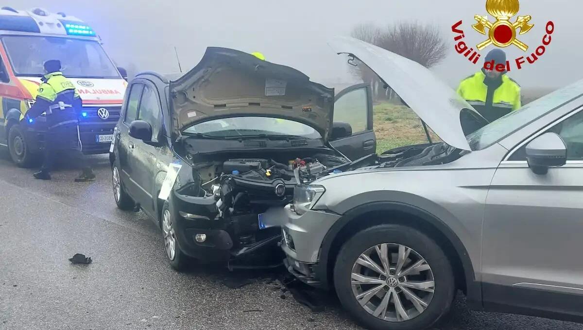 Scontro tra due auto sulla SP8: 3 feriti, conducenti incastrate tra le lamiere - 