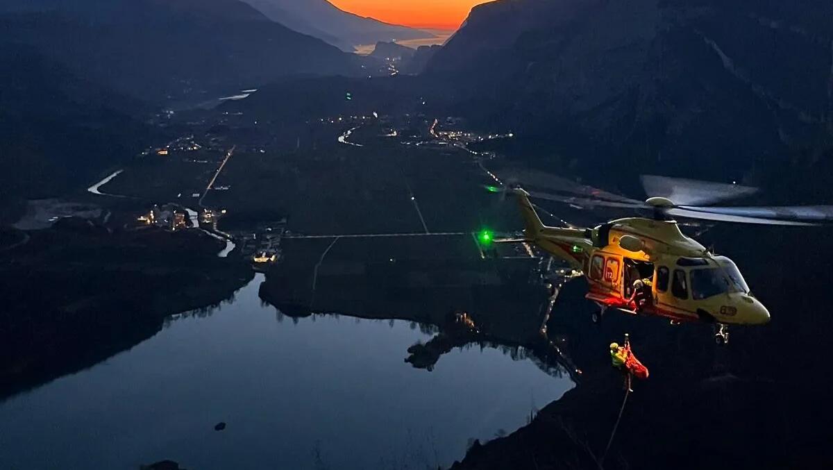 Piomba a terra dopo un volo di 15 metri: pilota di parapendio 37enne elitrasportato all'ospedale - 