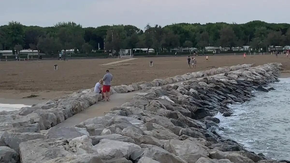 Scoperta scioccante in spiaggia: trovato frammento di cranio di un bambino - 