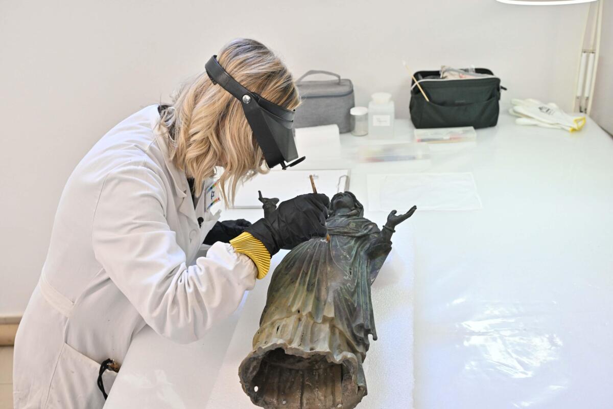 Nuovo tesoro scoperto a San Casciano: 4 statue e serpenti bronzei emerge dal mare - 