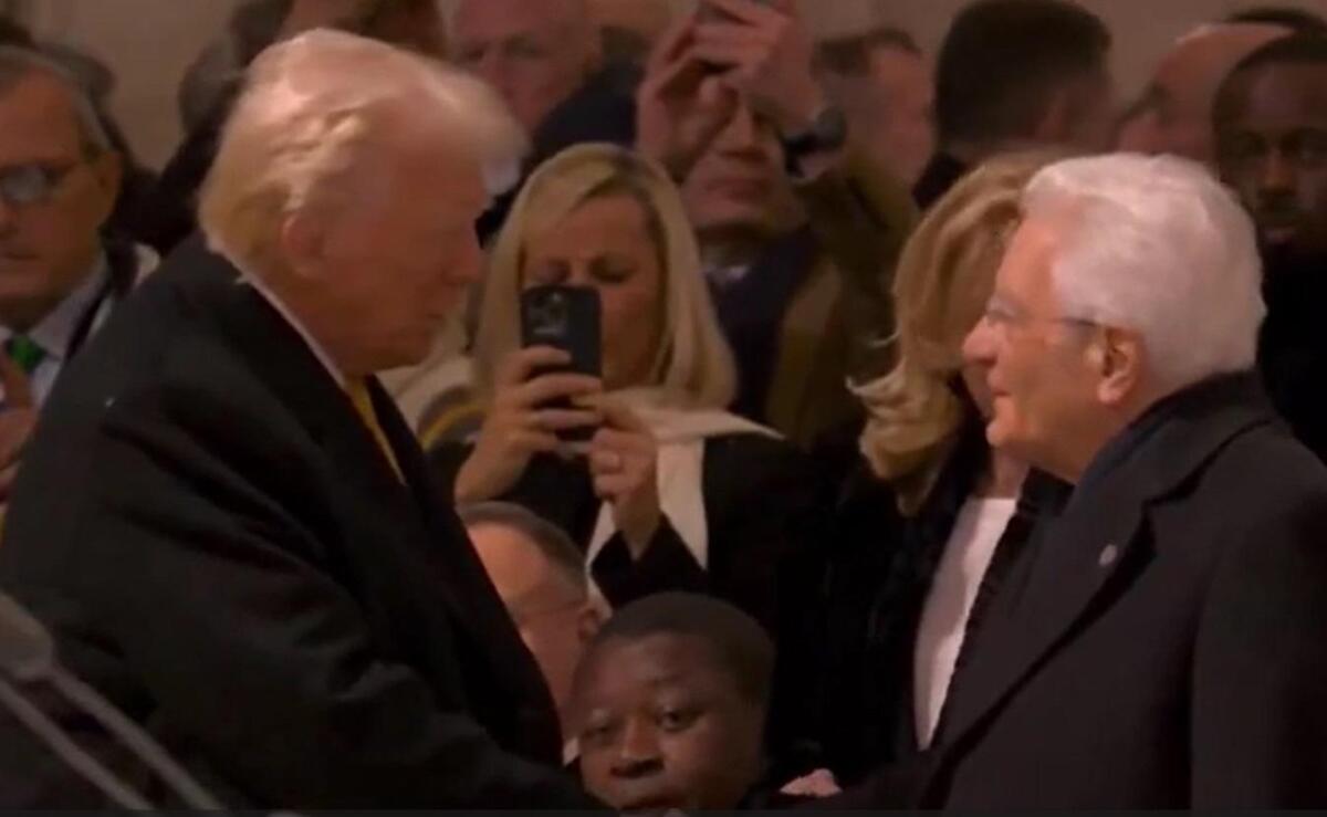 Trump e Mattarella si stringono la mano a Notre Dame - Video - 