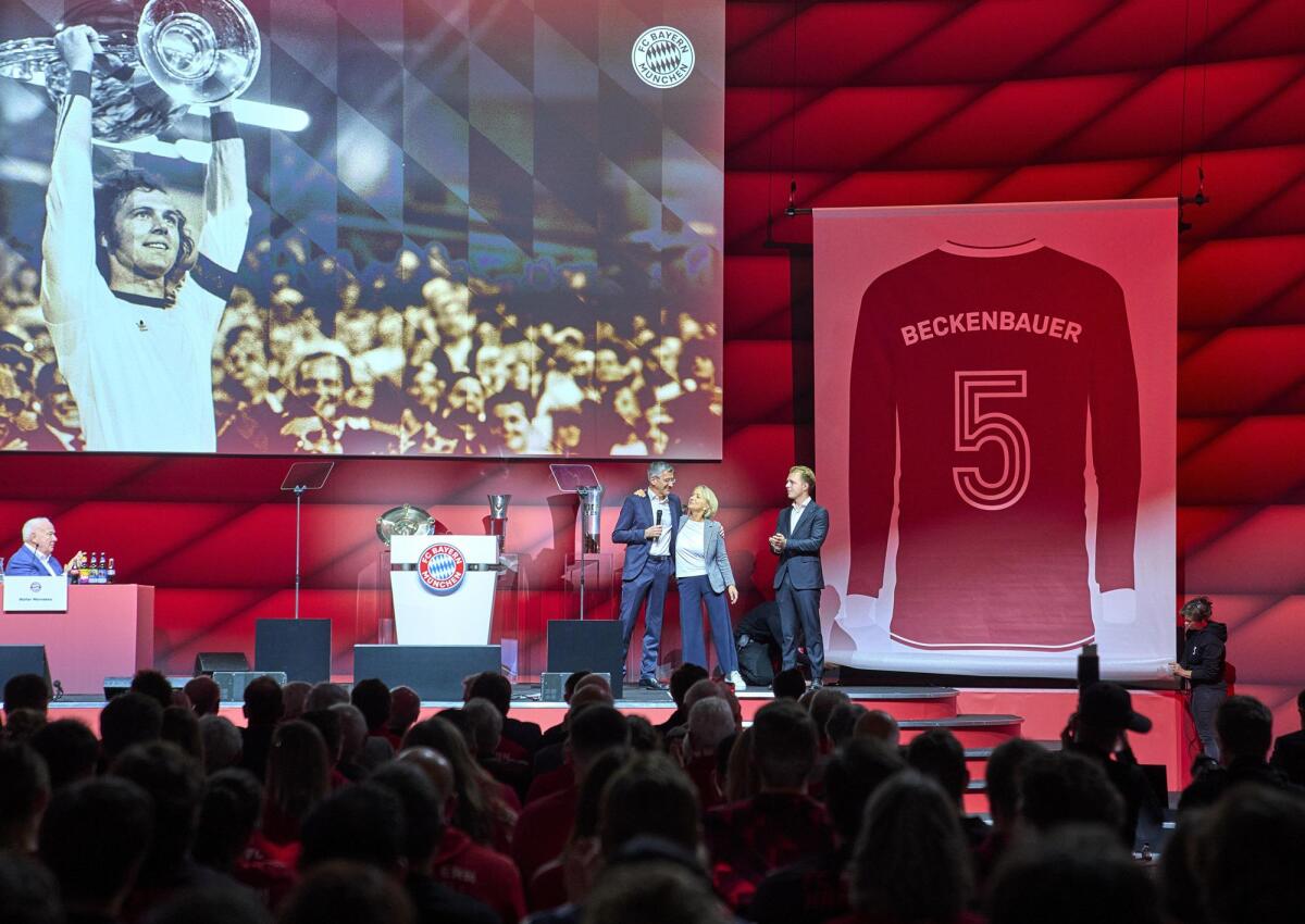 Il Bayern Monaco ritira la maglia numero 5 in omaggio al 'Kaiser' Beckenbauer - 