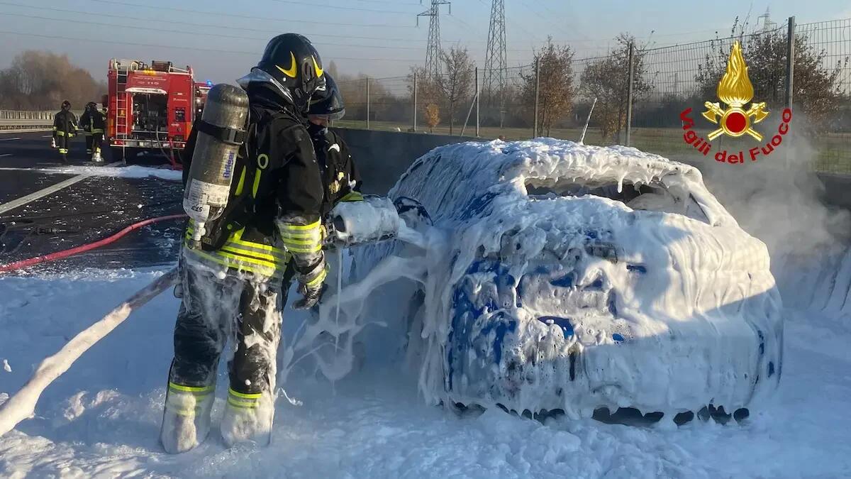 Auto prende fuoco sull'A4 a Spinea: vettura divorata dalle fiamme - 