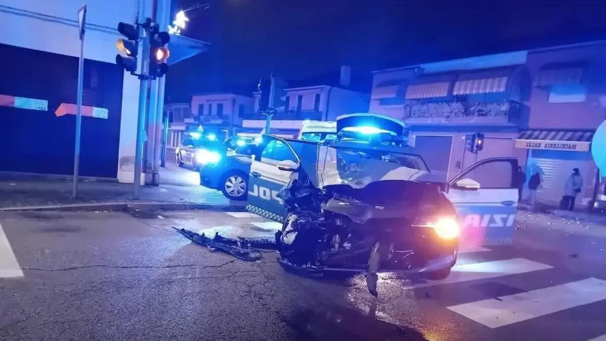Auto della polizia si schianta contro un camion durante un inseguimento: due poliziotti feriti - 