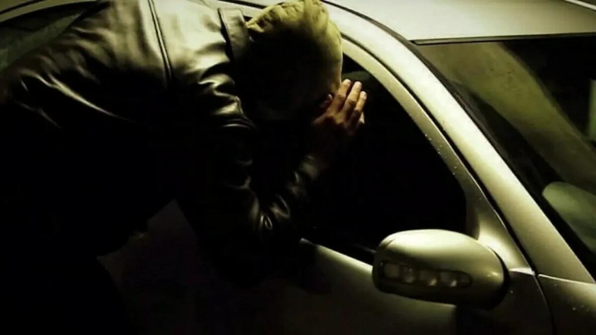 Sorpresi da un residente a forzare il vetro di un'auto: arrestati 2 uomini - 