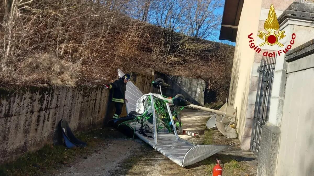 Precipita con l'ultraleggero e finisce contro il muro del cimitero: ferito il pilota 52enne - 