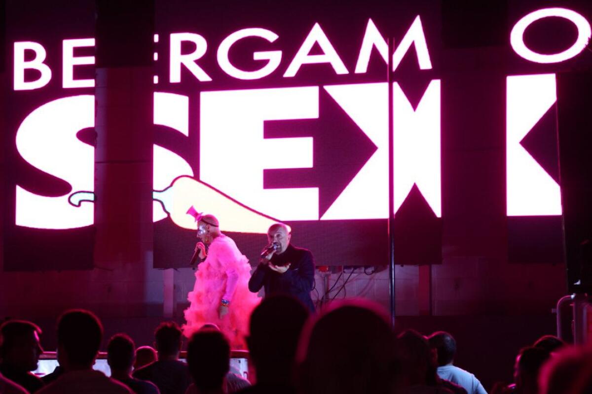 Milano, il Capodanno hot: il veglione con le 'star per adulti' - 