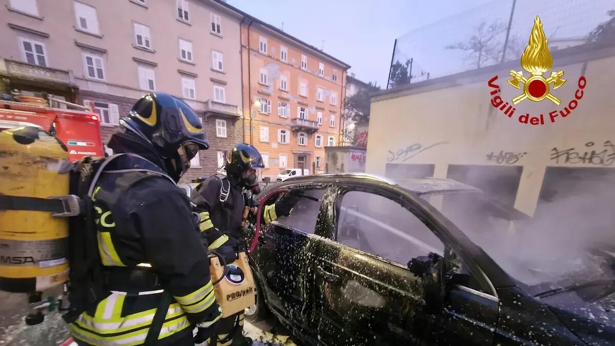 Auto avvolta dalle fiamme in pieno centro a Trieste, salvati i veicoli parcheggiati vicino - 