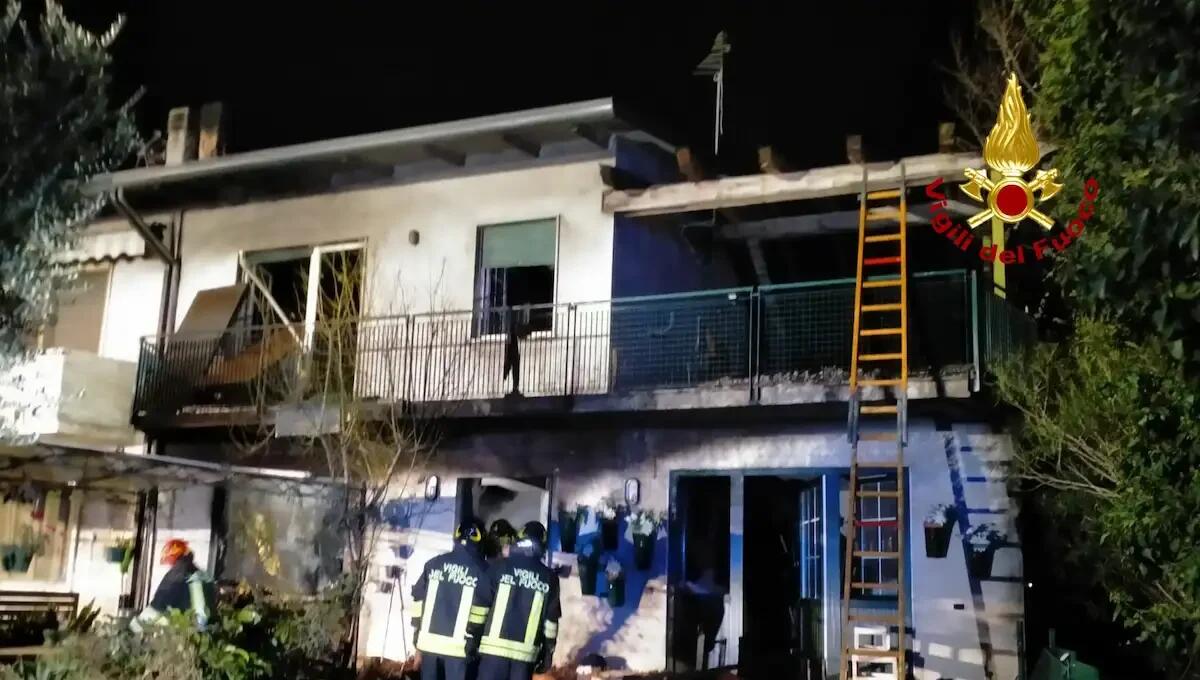 Scoppia un incendio in una bifamiliare: il fumo è fatale per il cane dei residenti, casa inagibile - 