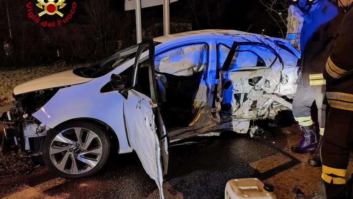 Auto piomba contro un albero a Riese Pio X: due giovani feriti nella notte - 