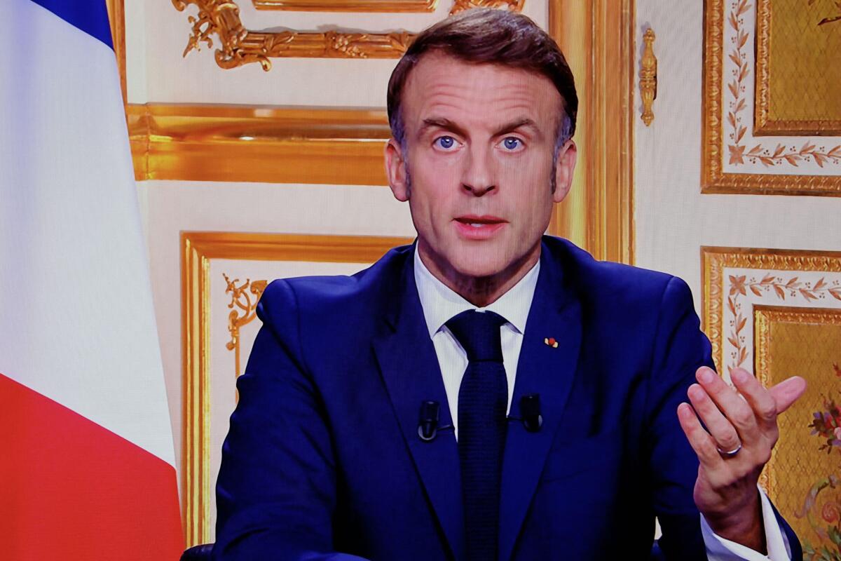 Francia, Macron annuncerà il nuovo premier nei prossimi giorni e resterà presidente fino alla fine del mandato - 
