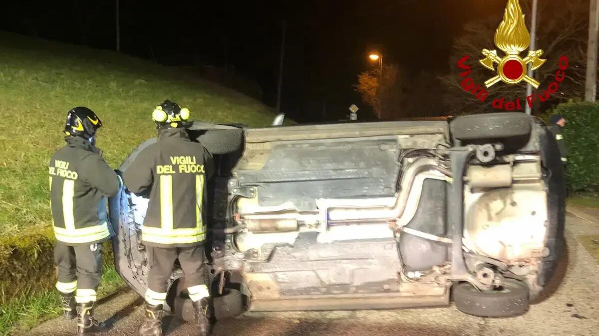 Perde il controllo dell’auto e si ribalta contro la recinzione di una casa: conducente ferito - 