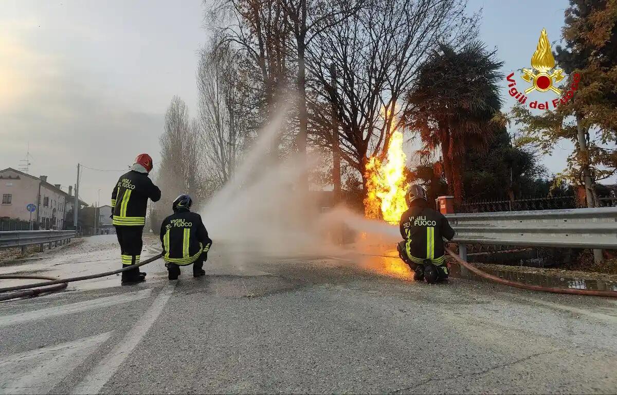 Boato, scoppia il contatore del gas: fiamme alte domate dai vigili del fuoco | VIDEO - 
