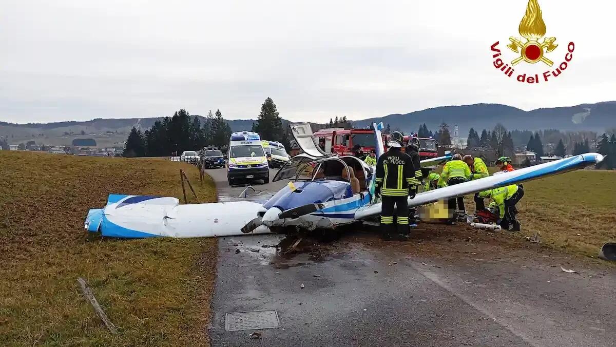 Aereo da turismo precipita in strada: quattro feriti, grave il pilota | FOTO - 