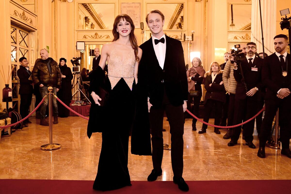 Prima della Scala, Nicoletta Manni brilla in Armani: il bianco e nero dominano tra gli ospiti - 