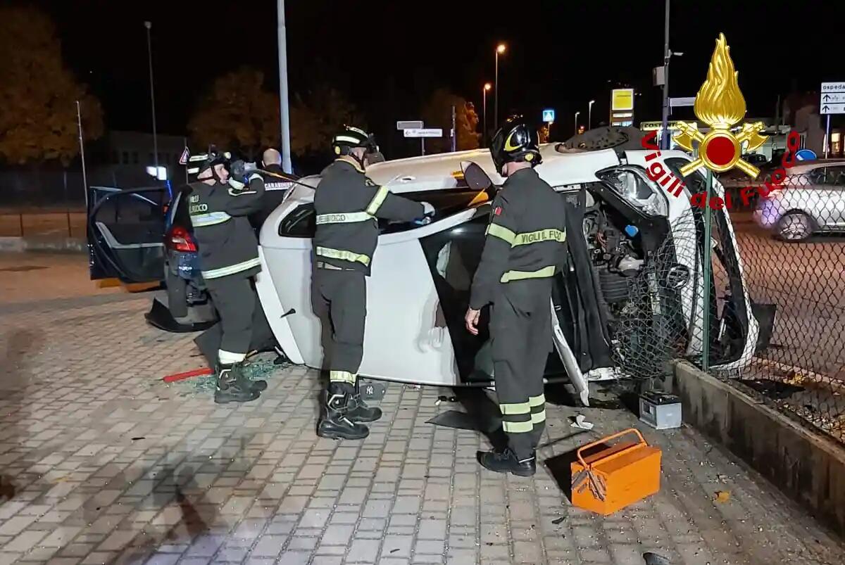 Sbanda, urta un mezzo parcheggiato e si ribalta sul fianco con l'auto - 