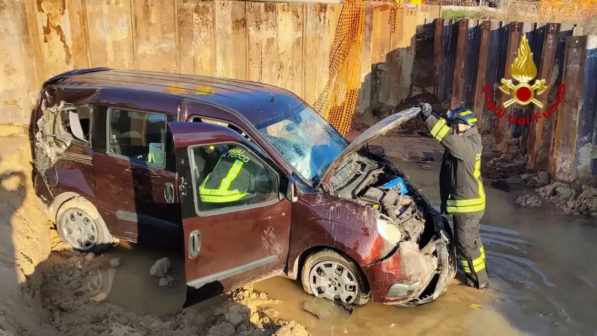 Auto precipita nel cantiere profondo 5 metri: due feriti, tra cui un minorenne - 