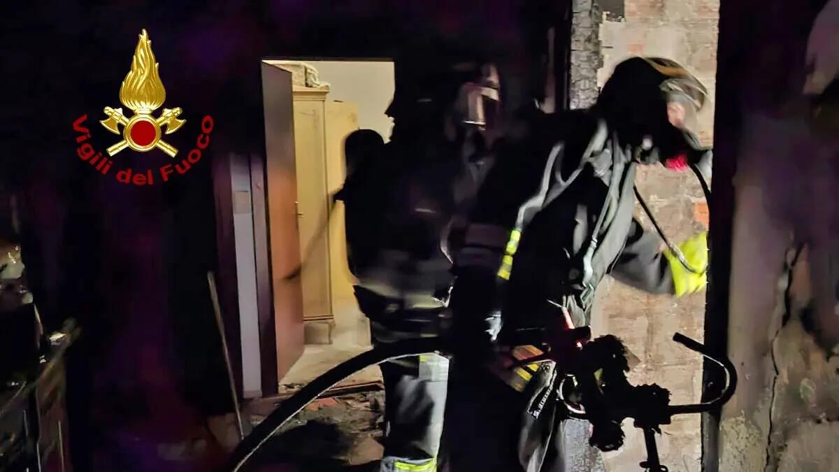 Incendio divampa in un appartamento: abitazione distrutta, evacuata tutta la palazzina - 