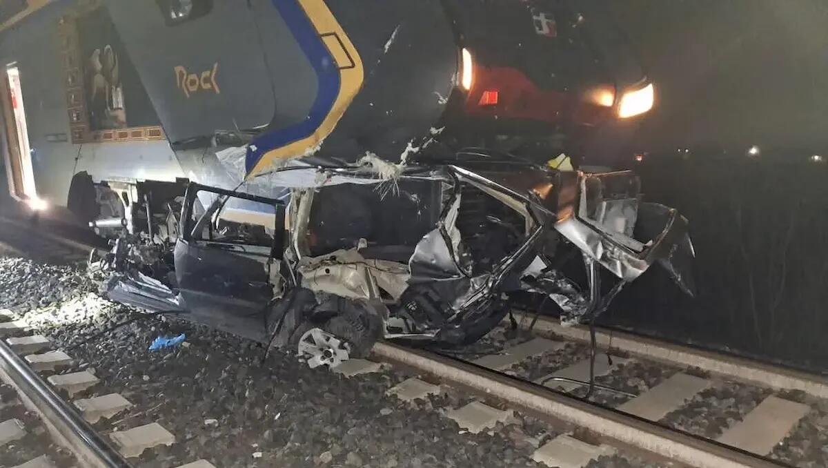 Auto ferma sul passaggio a livello travolta da due treni: bloccata la linea Venezia-Trieste - 