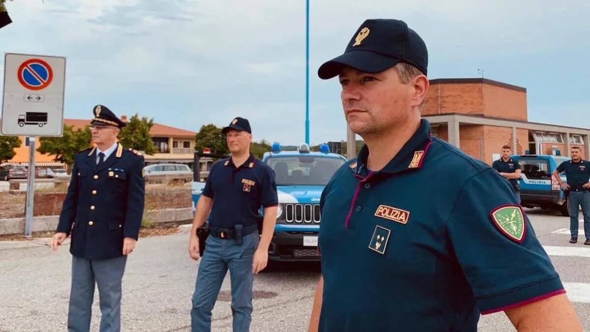 Privi di targa in porto, pronti per essere venduti in Turchia: sequestrati 5 trattori stradali rubati -