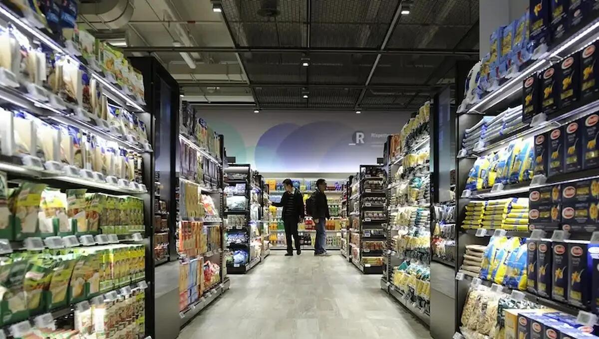 Rubano tre bottiglie di Dom Perignon e le nascondono nel passeggino: bloccata la coppia di ladri - 