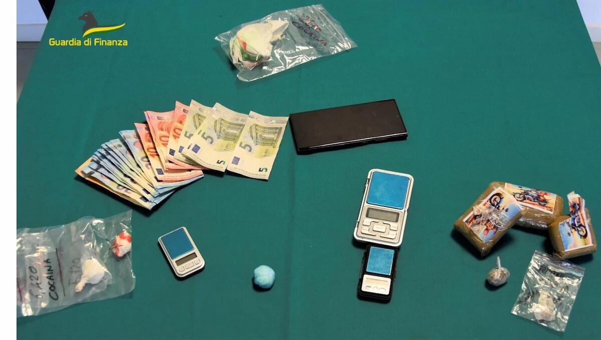 Beccato al parco cittadino con hashish e cocaina: arrestato giovane pusher - 